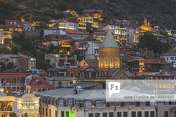 Georgien  Tiflis  Blick auf die beleuchtete Altstadt