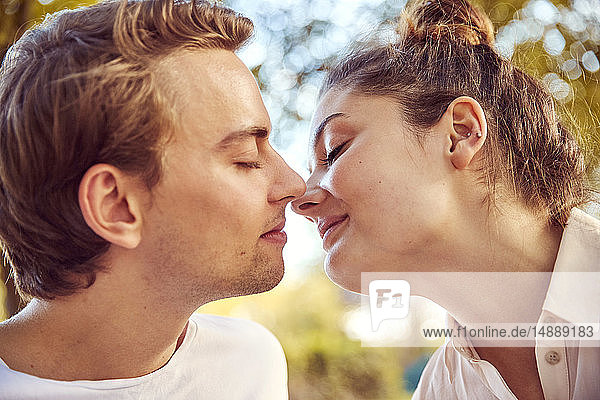Junges verliebtes Paar küsst sich in einem Park