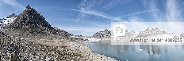 Grönland  Sermersooq  Kulusuk  Schweizer Alpen  Zeltlager am Ufer in Berglandschaft