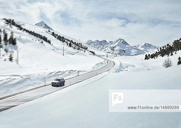 Österreich  Tirol  Sellraintal  Kühtai  Auto auf Bergstraße im Winter