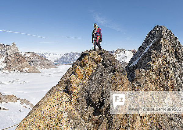 Grönland  Sermersooq  Kulusuk  Schweizer Alpen  lächelnder Bergsteiger auf dem Gipfel