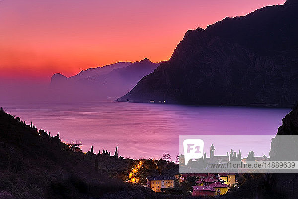 Italien  Torbole  Blick auf den Gardasee bei Sonnenuntergang