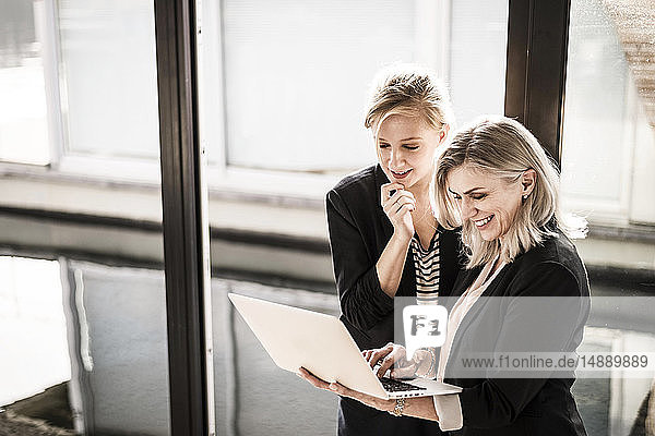Kreative Geschäftsfrauen arbeiten im Büro zusammen