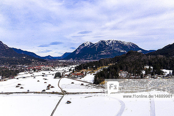 Deutschland  Bayern  Garmisch Partenkirchen und Wettersteingebirge im Winter