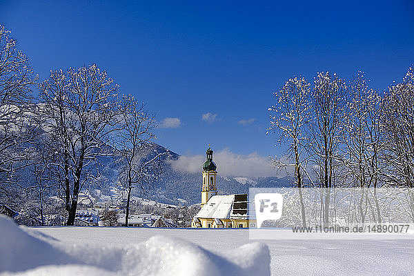 Deutschland  Isarwinkel  Lenggries  Blick auf die Pfarrkirche Sankt Jakob im Winter