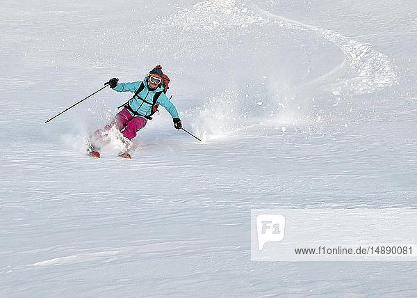 Schweiz  Grand-Saint-Bernard-Pass  Pain de Sucre  Mont Fourchon  Frau auf einer Skitour in den Bergen beim Abfahren