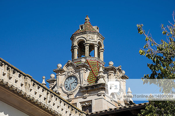 Spanien  Balearen  Mallorca  Alcudia  Rathaus  Uhr