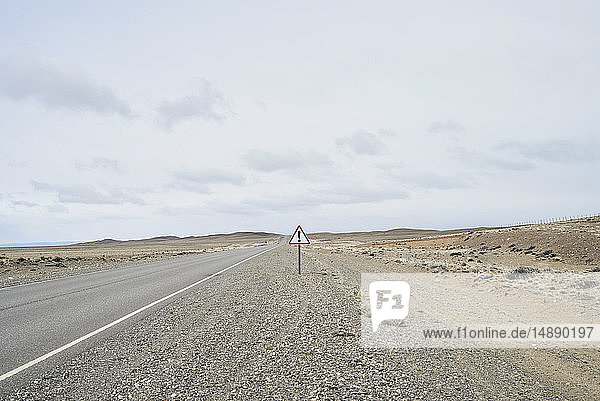 Argentinien  Patagonien  Leere Straße mit Ausrufezeichen mitten in der Wüste