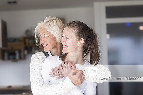 Glückliche Mutter und Tochter zusammen zu Hause