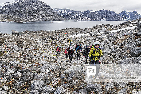 Grönland  Sermersooq  Kulusuk  Schweizer Alpen  Gruppe von Menschen  die auf Felsen gehen