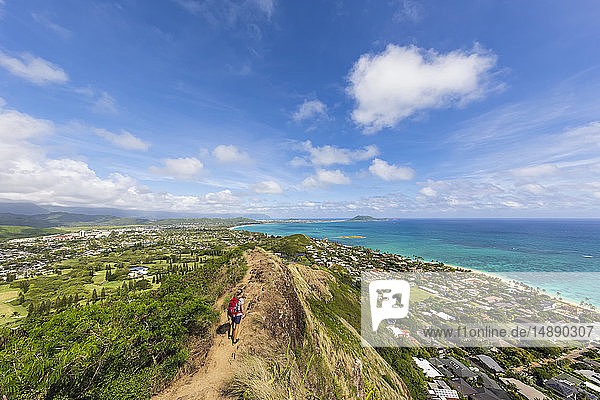 USA  Pazifischer Ozean  Hawaii  Oahu  Kailua  Wanderin auf dem Lanikai Pillbox Trail  Kaiwa RidgeTrail