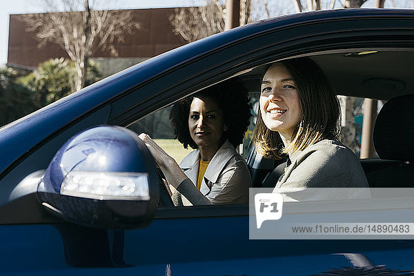 Porträt von zwei Frauen  die in einem Auto fahren