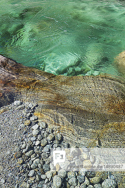 Schweiz  Tessin  Verzascatal  Steine und Felsen im klaren türkisfarbenen Wasser der Verzasca