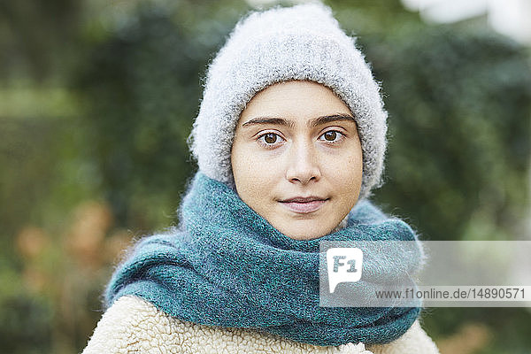 Porträt einer selbstbewussten jungen Frau in Winterkleidung