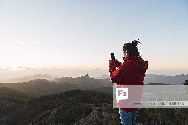 Spanien Gran Canaria Pico de las Nieves Frau beim Fotografieren der Ansicht