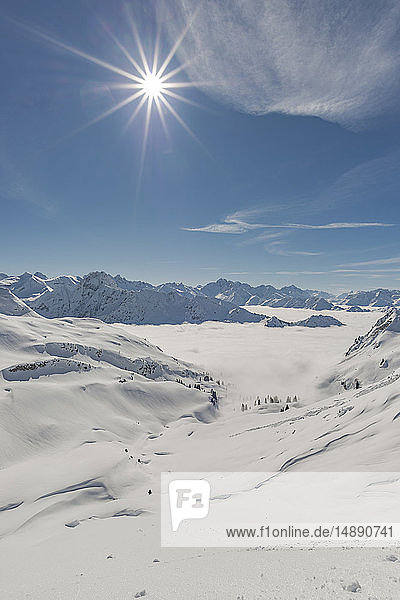 Deutschland  Allgäuer Alpen  Blick vom Zeigersattel zum wolkenverhangenen Seealpsee mit Hoefats im Hintergrund