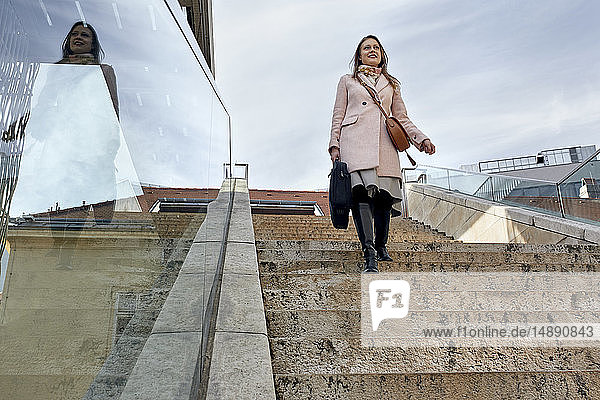 Österreich  Wien  junge Geschäftsfrau geht im Museumsquartier die Treppe hinunter