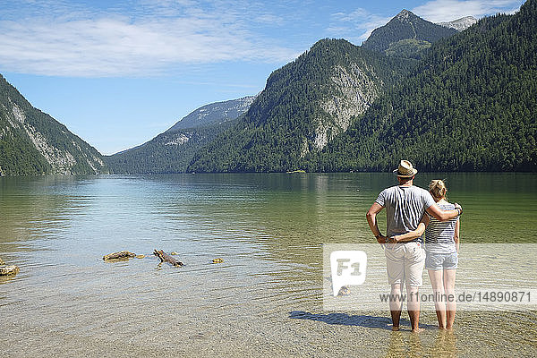 Deutschland  Bayern  Königssee  Paar im See stehend
