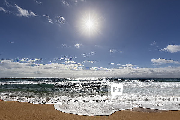 USA  Hawaii  Kauai  Kealia Beach agsinst the sun