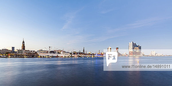 Deutschland  Hamburg  Skyline mit Elbphilharmonie und HafenCity