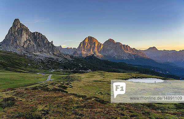 Italien  Venetien  Dolomiten  Giau-Pass  Croda del Becco  Tofana und Gusela bei Sonnenaufgang