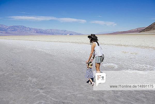 USA  Kalifornien  Death Valley National Park  Badwater-Becken  Mutter und kleines Mädchen laufen im Salzbecken