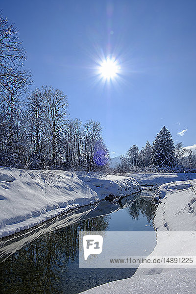 Deutschland  Bayern  Oberbayern  Isartal  Lenggries  Isar im Winter gegen die Sonne