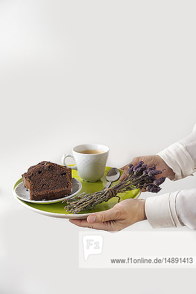 Hausgemachter Schokoladenkuchen und eine Tasse Kaffee auf dem Teller