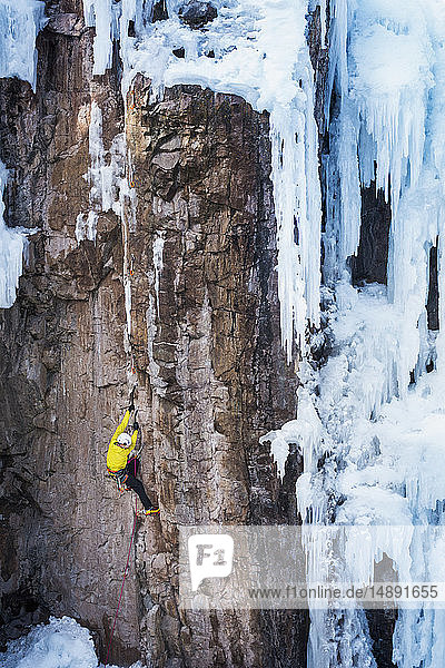 Mann beim Eisklettern in Ouray  USA