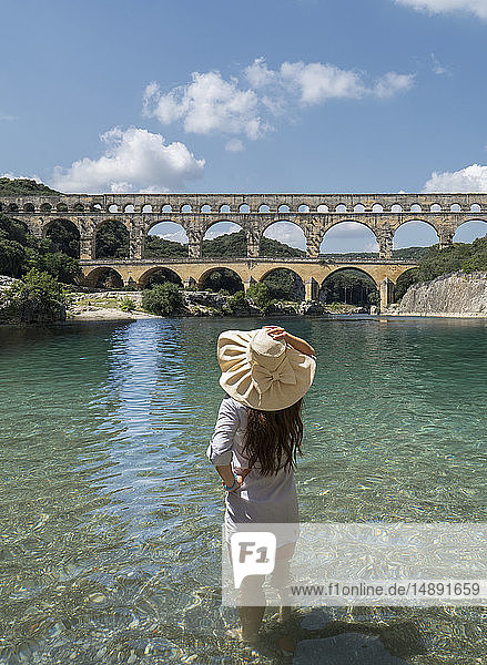 Frau mit Hut im Fluss Gardon am Pont du Gard in Vers-Pont-du-Gard  Frankreich