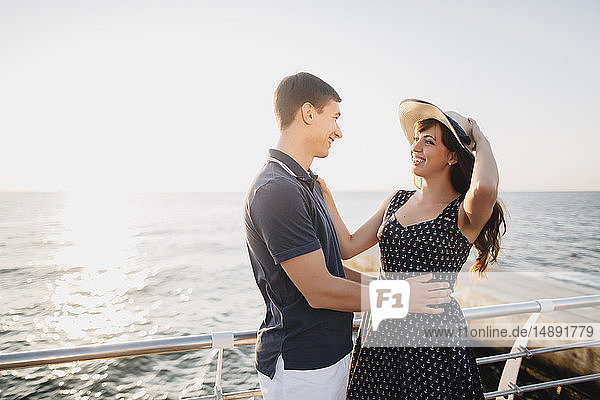 Junges Paar auf der Seebrücke
