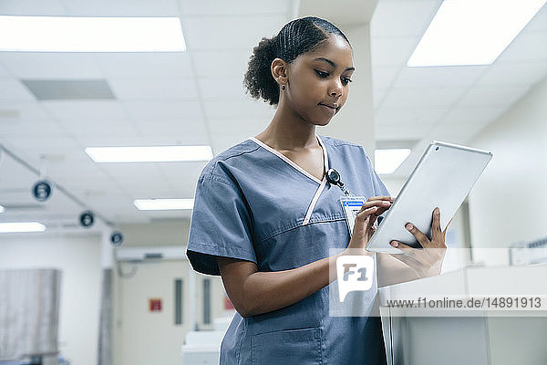 Krankenschwester benutzt digitales Tablet im Krankenhaus
