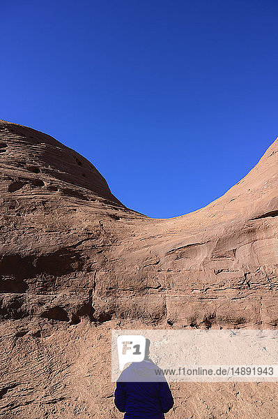 Silhouette einer Frau neben einer Felsformation im Monument Valley  Arizona  USA