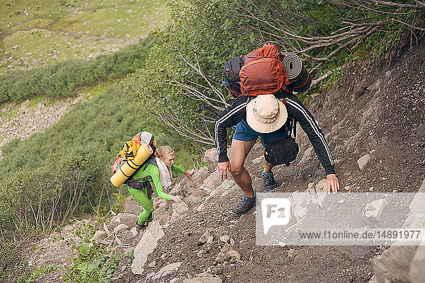 Wanderpaar klettert auf den Berg