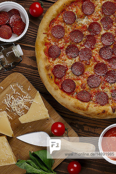 Peperoni-Pizza mit Zutaten