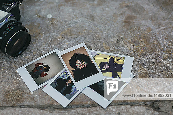 Polaroidfotos einer jungen Frau mit Kamera