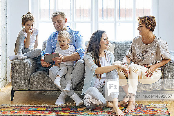 Familie mit digitalem Tablet auf dem Sofa