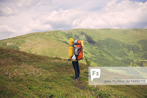 Frau beim Wandern im Karpatengebirge