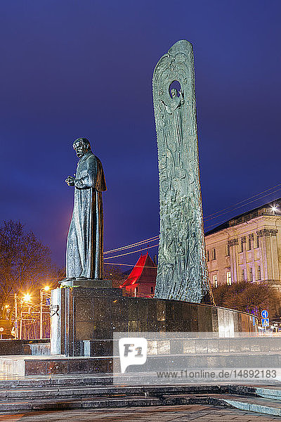 Taras-Schewtschenko-Denkmal bei Nacht in Lemberg  Ukraine