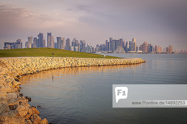 Uferpromenade vor der Skyline von Doha  Katar