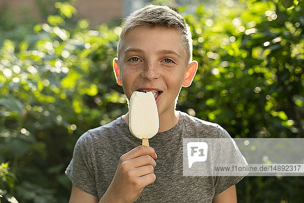 Junge isst Eiscreme