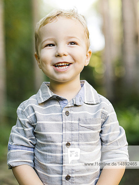 Porträt eines Jungen mit gestreiftem Hemd