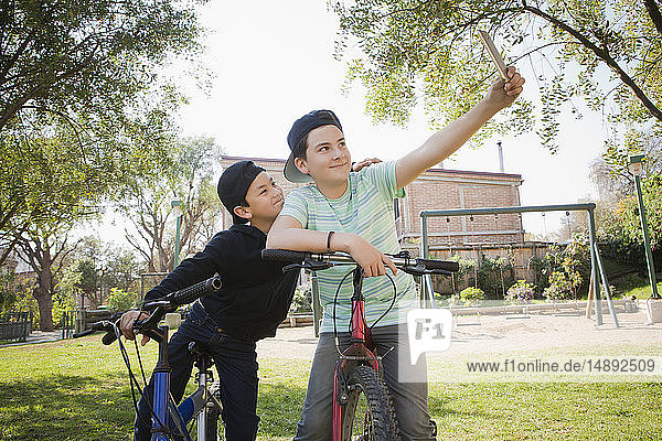 Brüder machen Selfie auf Fahrrädern