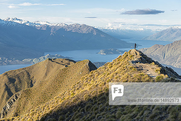 Mann auf einem Berggipfel am Lake Wanaka  Neuseeland