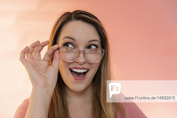 Aufgeregte junge Frau mit Brille
