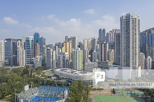 Stadtsilhouette mit Sportstadien in Hongkong  China