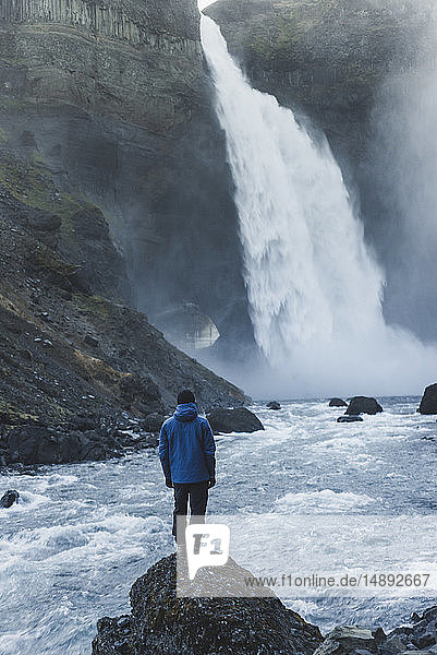 Wanderer am Haifoss-Wasserfall in Island