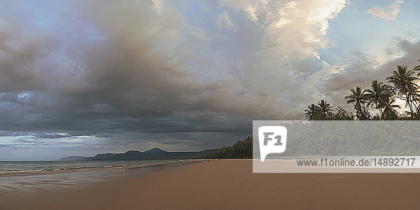 Wolkenlandschaft über dem Strand von Port Douglas  Australien