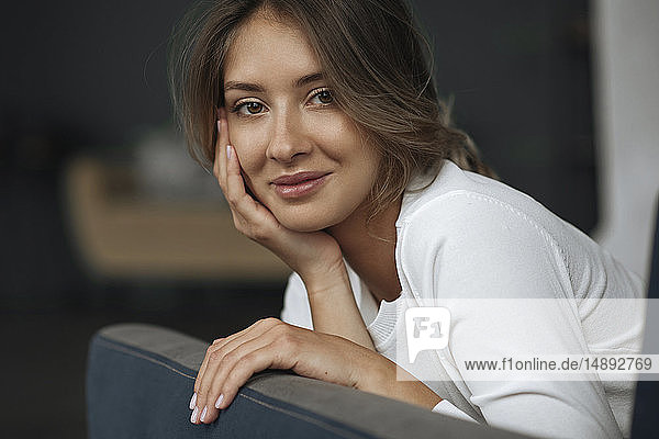 Porträt einer jungen Frau mit natürlichem Make-up