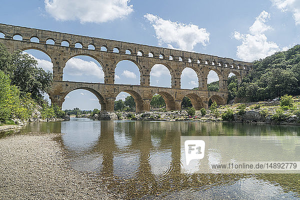 Pont du Gard über dem Fluss Gardon in Vers-Pont-du-Gard  Frankreich